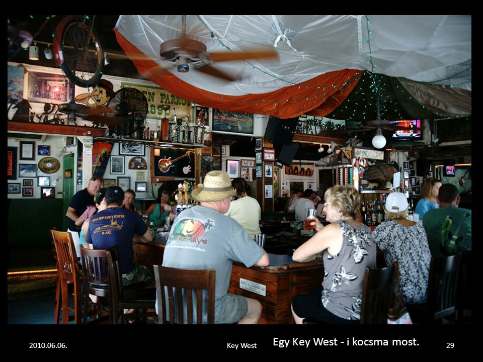 Key West28 Hemingway, bal oldalon, középen, gyakran átjárt a szemközti kocsmába