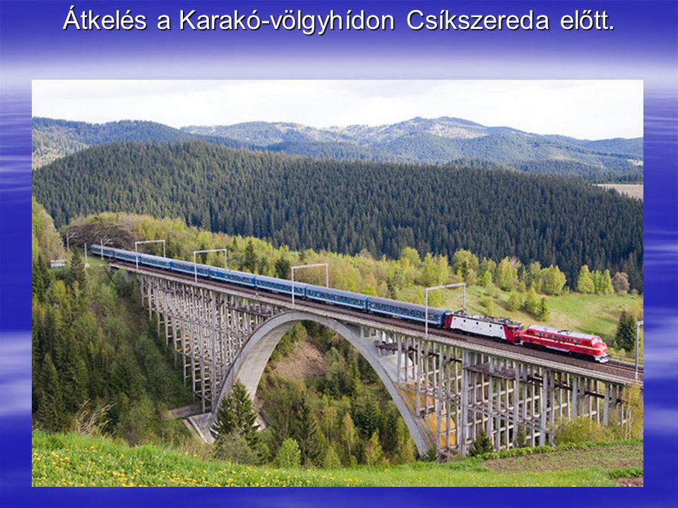 Érkezés Gyimesbükkre, ahol mindenki a magyar mozdony mellett készíttetett emlékfotót.