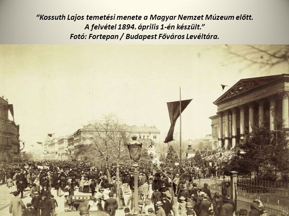 Kossuth Lajos temetési menete a Magyar Nemzet Múzeum előtt.