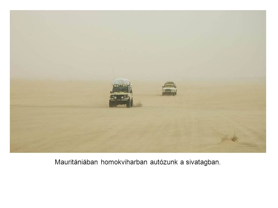 A sivatagi szél hordja a homokot, a látótávolság alig száz méter.