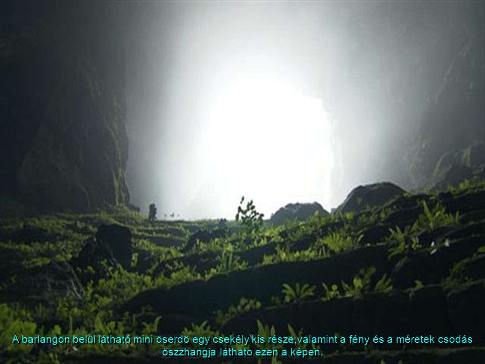 A barlang menyezetén található nyillás mérhetetlen nagyságán (92m átmérö) keresztül özönlik be a barlang belsejébe a fényzuhatag.