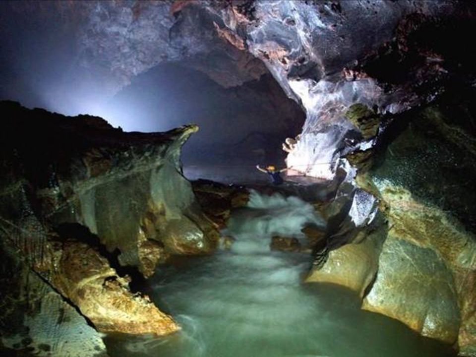 A Hang Son Doong barlang fö járatának eléréséhez a barlangászoknak, egy óriási teremben két földalatti folyón kellett magukat átküzdeni.