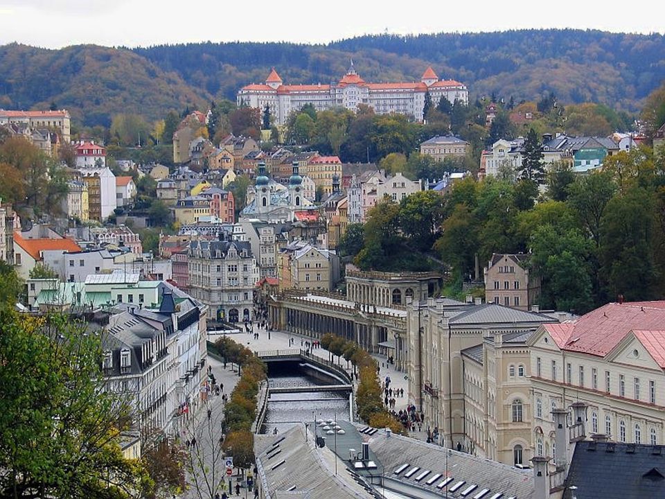  Csehország világhírű fürdővárosába évszázadokon  át sok híres művész (Bach, Beethoven, Dvorak), király és irodalmi személység látogatott, gyógyulást és pihenést keresve.