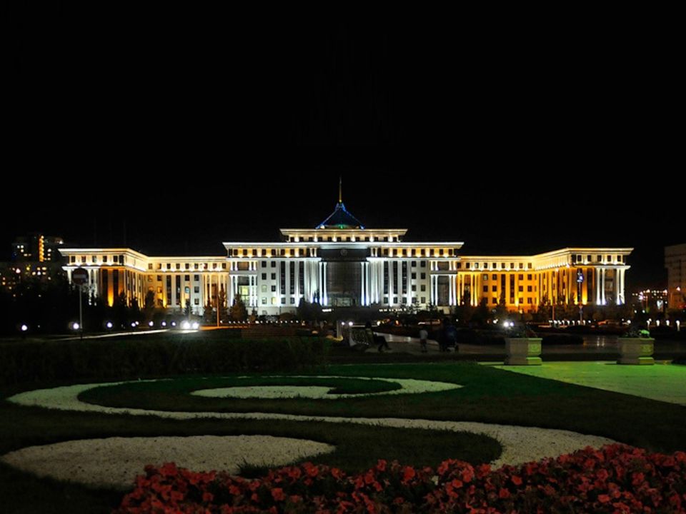 Az Ikrek épületei, háttérben az uralkodói palota