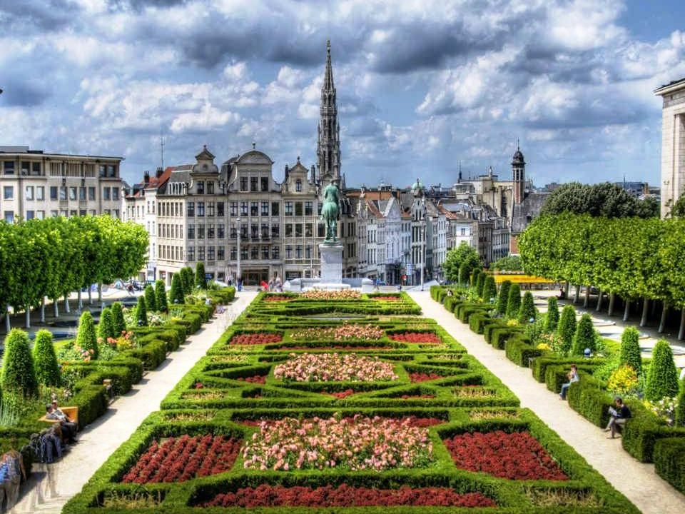 A NAGY TÉR (LA GRAND PLACE) • A Grand-Place a főtere Brüsszelnek.