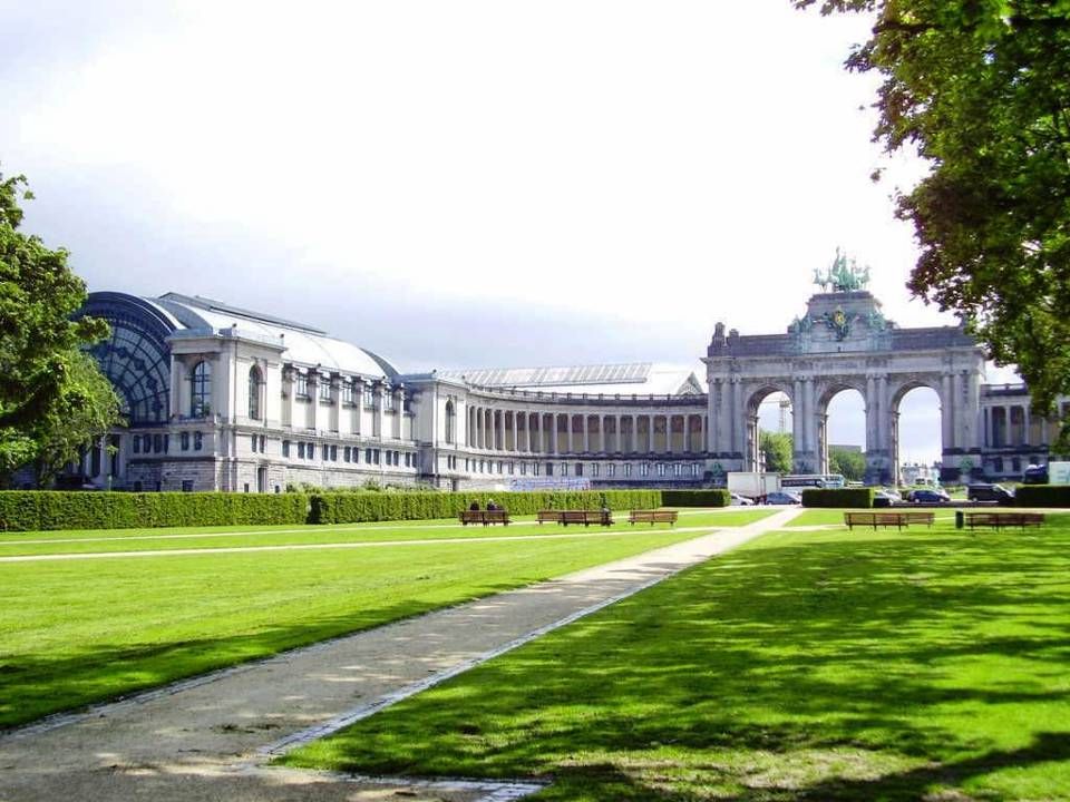 • A brüsszeli park körül található a királyi palota és a Palais des Nations (Nemzeti Palota), a park, ami régen vadászterülete volt a királynak.