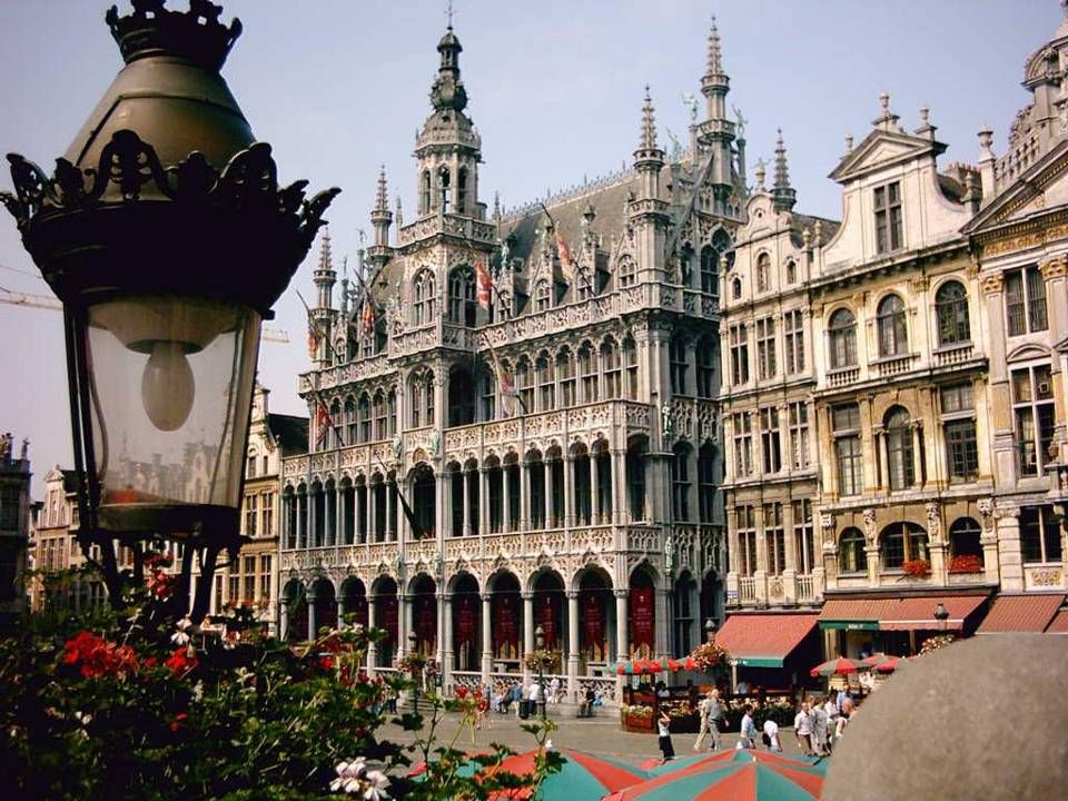• Brüsszel Belgium fővárosa, az Európai Unió (EU) fő adminisztratív központja.