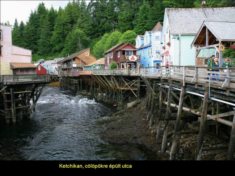 Ketchikan, Alaszka Tipikus, tradicionális ház totemoszlopokkal