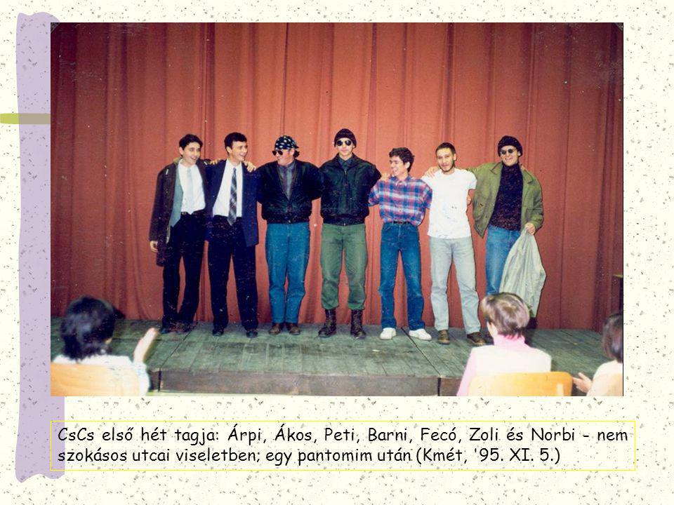 CsCs első hét tagja: Árpi, Ákos, Peti, Barni, Fecó, Zoli és Norbi - nem szokásos utcai viseletben; egy pantomim után (Kmét, 95.