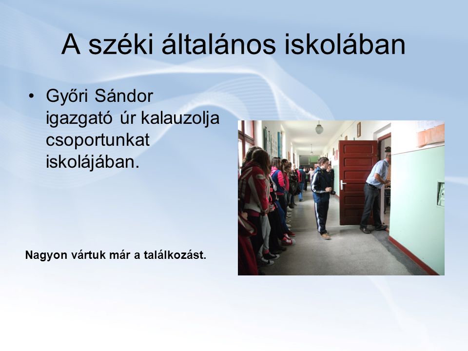 A széki általános iskolában Győri Sándor igazgató úr kalauzolja csoportunkat iskolájában.
