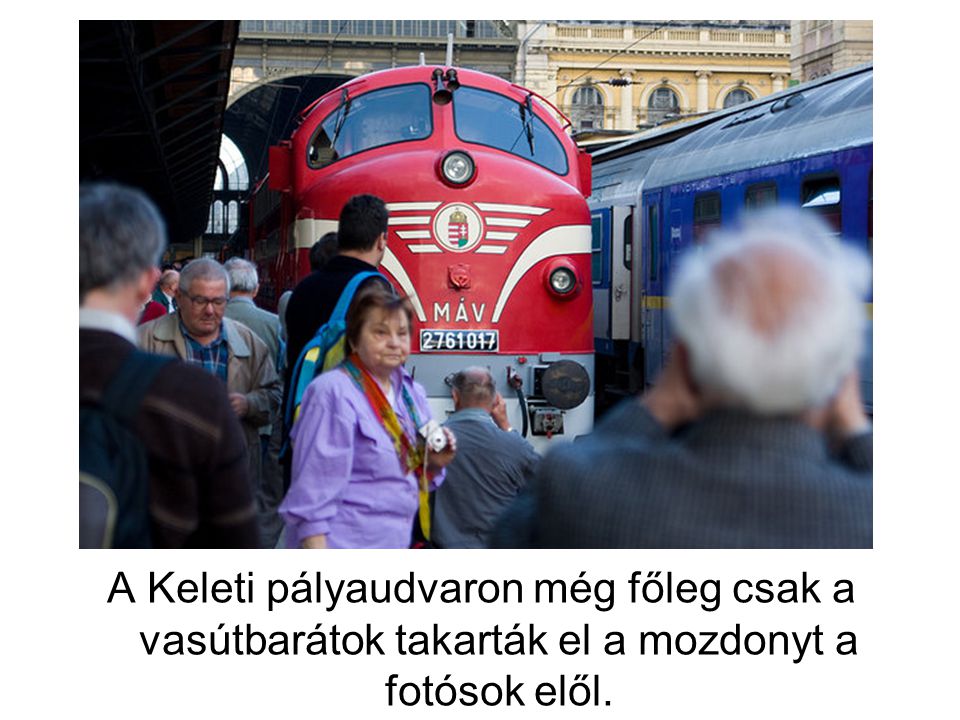 A Keleti pályaudvaron még főleg csak a vasútbarátok takarták el a mozdonyt a fotósok elől.
