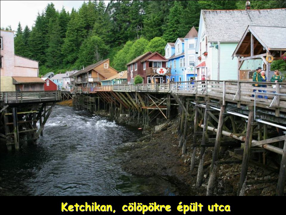 Ketchikan, Alaszka Tipikus, tradicionális ház totemoszlopokkal