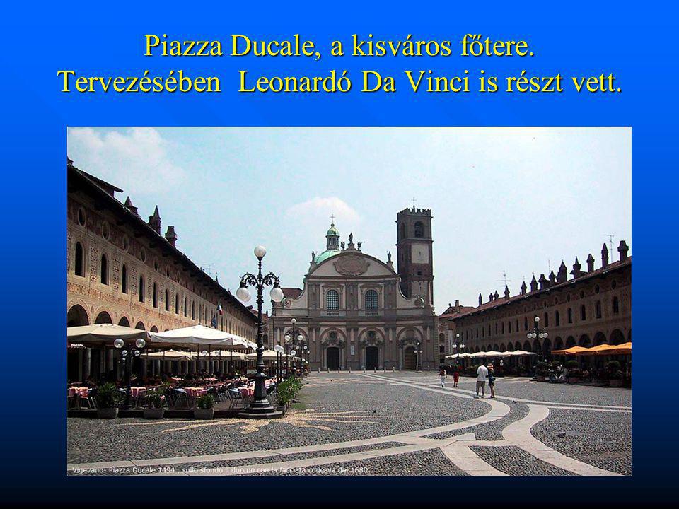 Piazza Ducale, a kisváros főtere. Tervezésében Leonardó Da Vinci is részt vett.