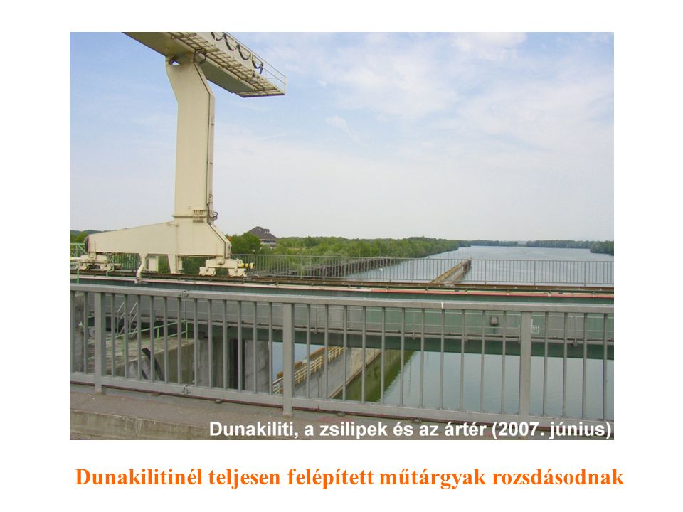 Dunakilitinél teljesen felépített műtárgyak rozsdásodnak