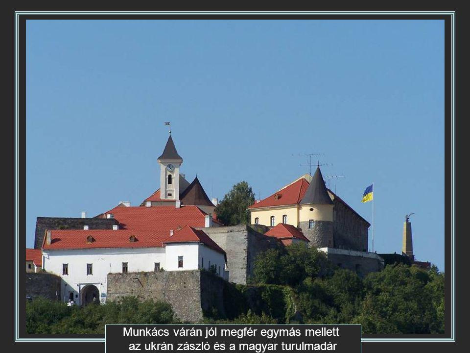 Munkács várán jól megfér egymás mellett az ukrán zászló és a magyar turulmadár