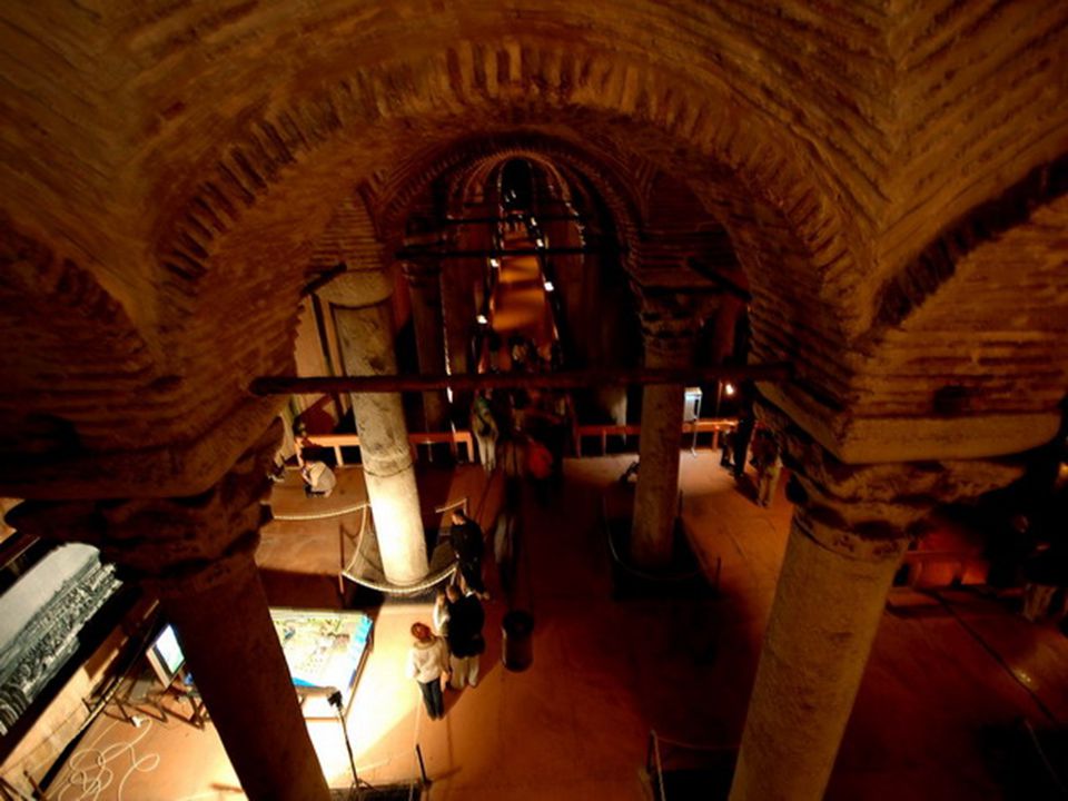 Ez egy történelmi emlékmű: A Cisterna Bazilika- törökül Sarayi Yerebetan, de Elsűllyedt Palota néven is ismert.